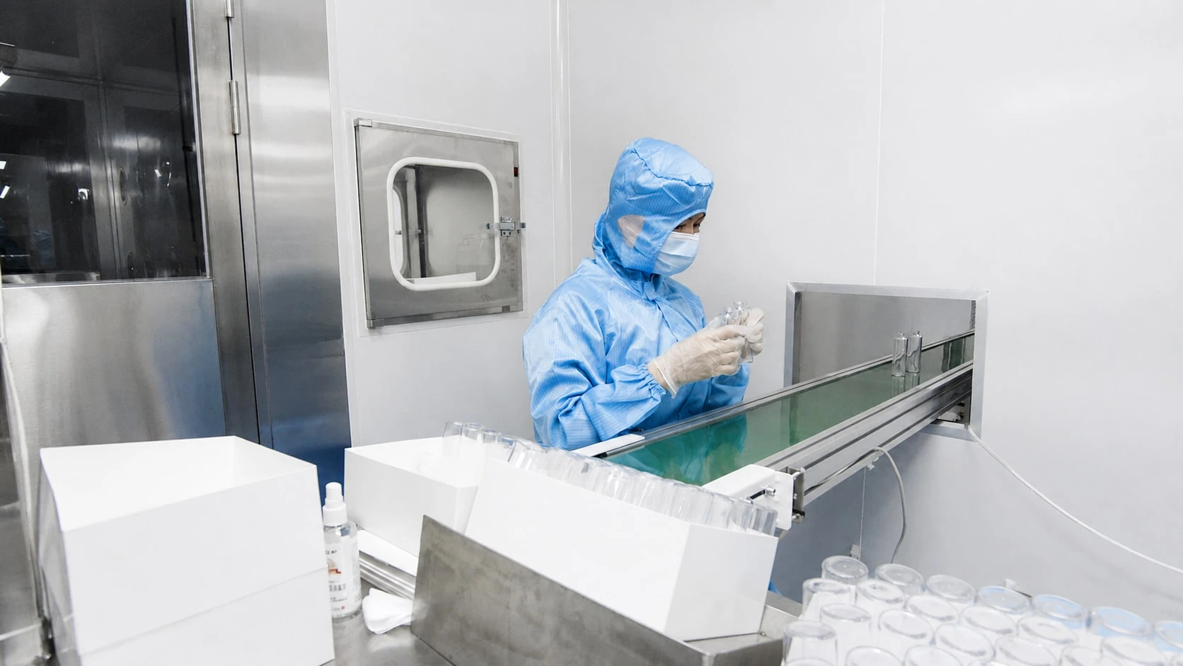 洁净车间操作人员检查实验室塑料容器