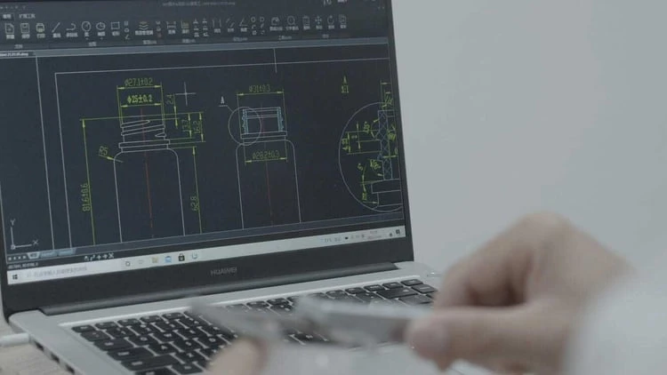使用 CAD 软件评审瓶体结构