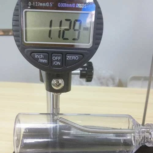 使用测厚仪测量透明塑料瓶壁厚